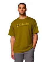 Remera de algodón de alto gramaje marca Columbia, color verde oliva, con cuello redondo y el logotipo estampado en el pecho en tonos amarillos y oscuros.