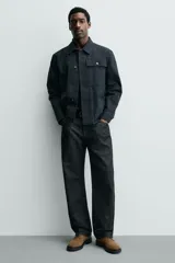 Zapato de cordones tipo derby en piel con acabado serraje color verde militar. Horma redonda y suela track negra a contraste.