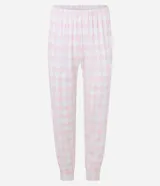 Conjunto de pijama largo de rib con estampado de cuadros, compuesto por una blusa de manga larga con botones en el cuello y puños, y un pantalón con cintura elástica y puños ajustados.