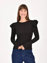 Remera negra de manga larga, con cuello redondo y volados en los hombros.