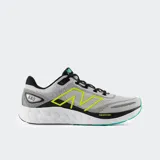 Championes de running New Balance modelo 680, color gris claro con tejido de punto diseñado con precisión, detalles en negro y logo 'N' en amarillo neón. Cuentan con entresuela de espuma Fresh Foam para una pisada amortiguada y suela de goma.