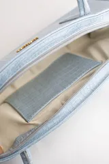 Cartera tipo baguette color negro con textura efecto cocodrilo, diseño alargado, doble asa de mano y cierre superior.
