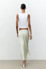 Falda midi color blanco hueso, de satén, corte al bies y cintura elástica.