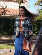 Saco abrigado con bolsillos utilitarios al frente y ribete de lino.