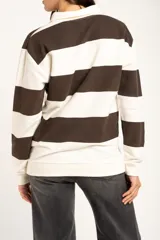 Sweater tipo polo de algodón con diseño de rayas horizontales anchas en color marrón y crema. Presenta cuello camisero, cierre frontal con botones ocultos y mangas largas con puños ajustados.
