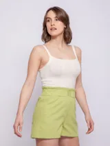 Short verde claro de algodón con elástico en la cintura, dos botones decorativos y cuatro bolsillos.