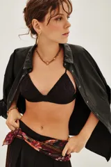 Crop top tipo bralette de encaje negro con detalles bordados y terminaciones delicadas. Presenta breteles finos y un diseño triangular que se ajusta al cuerpo.