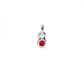 Dije charm plateado con un cristal rojo engarzado. El charm tiene un gancho para colgar en pulseras o collares.