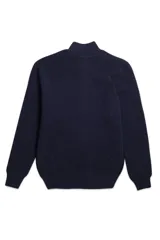 Campera tejida de algodón en color bordó, con cierre frontal completo, cuello alto y logo bordado en el pecho.