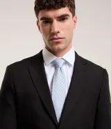 Corbata de corte regular confeccionada en tejido satinado, con estampado de rombos en tonos celestes y blancos.