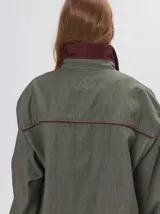 Camisa de estilo western confeccionada en algodón grueso color negro. Presenta detalles de costuras decorativas en tonos claros en el pecho y a lo largo de la cartera de botones. Posee cuello clásico, cierre frontal con botones y un calce holgado.