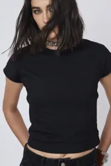 Remera básica negra entallada de manga corta con cuello redondo.