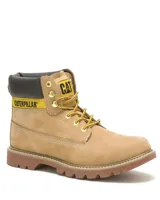 Bota Caterpillar modelo Colorado 2.0 de color tostado, confeccionada en cuero nubuck. Presenta cuello acolchado negro con detalles en amarillo con la inscripción de la marca, ojetes metálicos dorados, cordones bicolor y suela de goma tractorada.