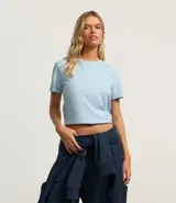 Remera de algodón celeste con cuello redondo y mangas cortas dobladas, de corte regular y diseño liso.