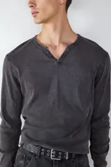 Camiseta de manga larga con cuello en V, confeccionada en tejido con efecto lavado desgastado.