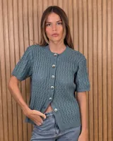 Cardigan de punto calado, color verde, con cuello redondo, manga corta y cierre frontal de botones.