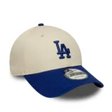 Gorra New Era 9FORTY ajustable, color beige con visera azul y logo de los LA Dodgers bordado en azul.