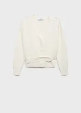 Cardigan de punto acanalado color blanco, con cuello en pico, manga larga y cierre frontal de botones. Presenta un diseño recto con una tira decorativa ajustable en la cintura con botones.