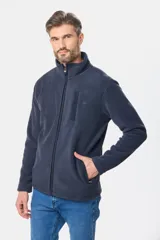 Campera polar de abrigo azul marino, con cuello alto, cierre frontal y bolsillos laterales y en el pecho con cierre.