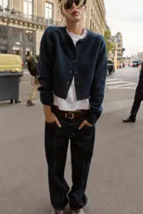 Chaqueta de punto de cuello redondo y manga larga, con cierre frontal de botones y acabados en rib.