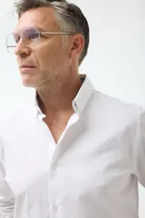 Camisa de vestir azul con cuello abotonado, corte clásico y mangas largas.