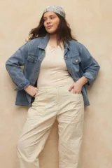 Pantalón negro de corte recto, con bolsillos laterales y recortes tipo cargo.