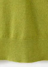 Chaleco de punto fino color verde lima, con cuello en V y diseño recto sin mangas.