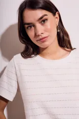 Remera blanca de manga corta con cuello redondo y textura de líneas horizontales con perforaciones.