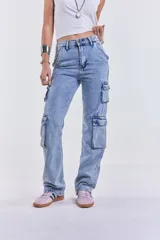 Pantalón cargo de denim celeste con bolsillos laterales con fuelle y cierre de botón.