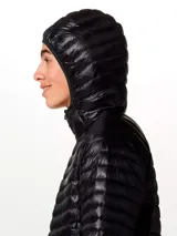 Campera puffer ultraligera Mountain Hardwear, modelo Ghost Whisperer, color negro. Confeccionada en tejido ripstop reciclado con aislamiento de plumón de 800 hilos. Cuenta con capucha, cierre frontal completo, dos bolsillos laterales con cremallera y diseño altamente compactable.