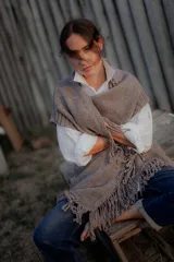 Camisa clásica de algodón con cuello camisero, cierre frontal de botones y mangas largas con puños anchos. Presenta un corte holgado y diseño minimalista.