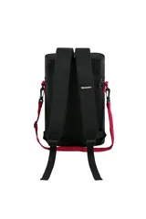 Mochila térmica negra con correa ajustable roja, marca Discovery. Presenta varios parches y estampados con motivos de aventura, incluyendo el lema "Make Your World Bigger".