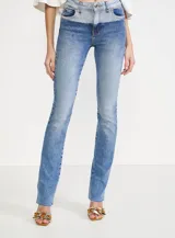 Pantalón de jean azul de corte recto, con cintura de color celeste y terminación desflecada.