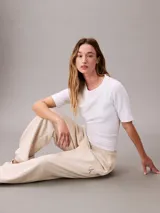 Pantalón tipo jogger de Calvin Klein en color beige, confeccionado en tejido de felpa de mezcla de algodón. Presenta cintura elástica con cordón ajustable, bolsillos laterales y bajos con puños de canalé. Incluye un discreto monograma de la marca estampado en la pierna.