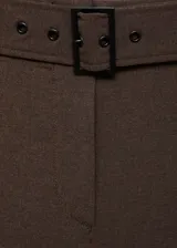 Pantalon de vestir color marrón, de corte recto y tiro medio. Cuenta con bolsillos laterales y un cinturón integrado con hebilla del mismo tejido.