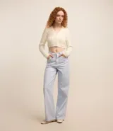 Pantalón wide leg de sarga con rayas verticales, tiro alto, trabillas en la cintura y cinco bolsillos.