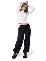 Pantalon cargo de corte relajado confeccionado en nylon color negro. Presenta cintura elastizada con cordón ajustable, bolsillos laterales y etiqueta con logo de la marca en el bolsillo cargo derecho.