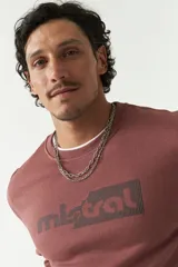 Buzo de felpa verde oliva con logo estampado en el frente, cuello redondo y puños. Confeccionado en 80% algodón y 20% poliéster.