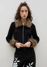 Saco tejido de algodón en color negro, con cierre frontal y detalles de piel sintética en cuello y puños.