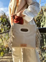 Bandolera color arena, confeccionada 100% en cuero con forro interno de tela.