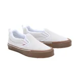 Championes Vans modelo Knu Slip On, de diseño sin cordones, color blanco hueso con suela de goma color marrón. Presentan una silueta robusta con acolchado en el cuello y lengüeta, y el logo de la marca en el lateral.