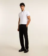 Remera tipo polo de hombre con mangas cortas, confeccionada en tejido técnico transpirable con tecnología Dry y tacto helado. Presenta cuello clásico con botones y detalle de contraste en el borde del cuello.