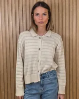 Cardigan de punto a rayas horizontales en tonos beige y tostado, con cuello camisero, cierre frontal de botones y mangas largas.