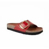 Sandalias marrones de cuero con suela tipo corcho y una tira ancha en el empeine con hebilla metálica grande.