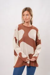 Buzo oversize color marrón con estampado de manchas blancas tipo vaca, de tejido de algodón.