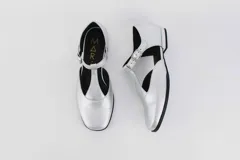 Zapato flat color ladrillo de cuero, con corte en forma de T y hebilla dorada.