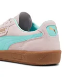 Championes Puma modelo Palermo, confeccionados en gamuza de color gris claro con detalles en verde menta y suela de goma marrón.