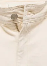 Jeans de tiro alto con diseño culotte y bajo deshilachado. Presenta cierre de cremallera y botón, trabillas para cinturón y bolsillos traseros.