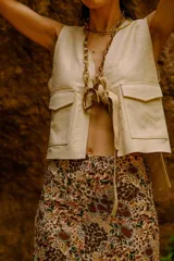 Collar dorado con cadena de eslabones grandes y dije de estribo.