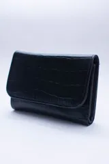 Billetera negra de cuero con textura tipo cocodrilo, con múltiples ranuras para tarjetas y billetes.